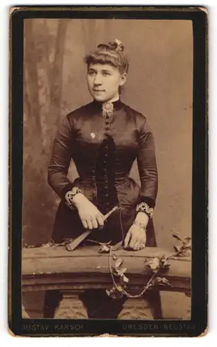 Fotografie Gustav Karsch, Dresden-Neustadt, Grosse Meissnerstr. 17, Hübsche junge Frau mit Armband und Fächer