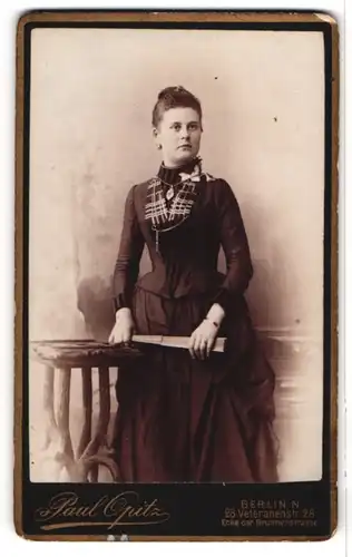 Fotografie Paul Opitz, Berlin, Veteranenstr. 28, Hübsche elegante Frau mit Kette und Fächer