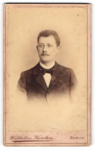 Fotografie Wilhelm Kersten, Berlin, Krausen-Str. 35, Eleganter Herr mit Schnurbart und Fliege