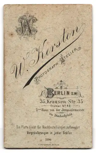 Fotografie Wilhelm Kersten, Berlin, Krausen-Str. 35, Eleganter Herr mit Schnurbart und Fliege