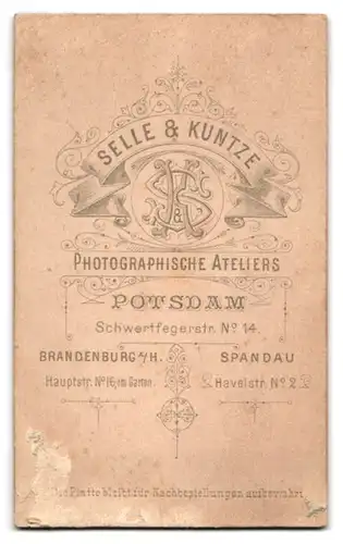 Fotografie Selle & Kuntze, Potsdam, Schwertfegerstr. 14, Hübsche junge Dame mit Kette trägt ein edles Kleid