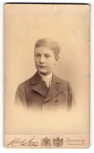 Fotografie Albert Meyer, Berlin, Potsdamerstr. 125, Hübscher Junge blickt mit wachem Blick in die Kamera