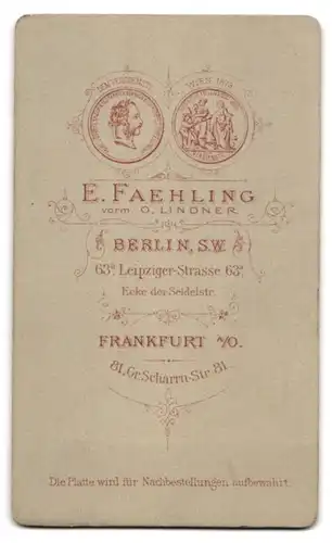 Fotografie E. Faehling, Berlin, Leipziger Str. 63a, Süsses kleines Mädchen im karierten Kleid auf einem Sessel