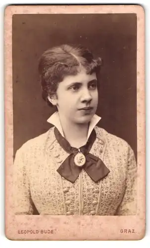 Fotografie Leopold Bude, Graz, Alleegasse 6, Hübsche brünette junge Frau mit Medaillon um den Hals