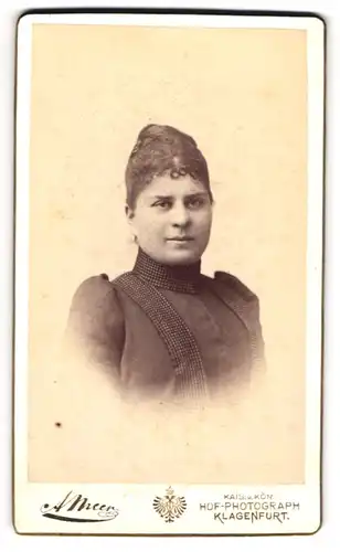Fotografie Alois Beer, Klagenfurt, Hübsche Frau mit rundem Gesicht und eleganter Frisur