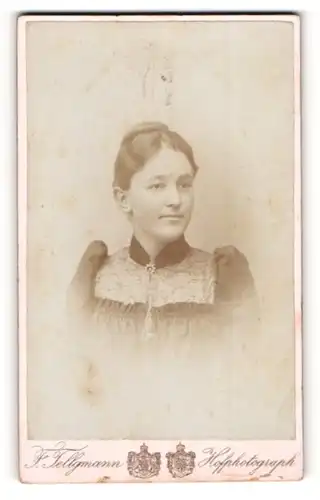 Fotografie F. Tellgmann, Hersfeld, Elegante hübsche Dame mit sympathischem Lächeln