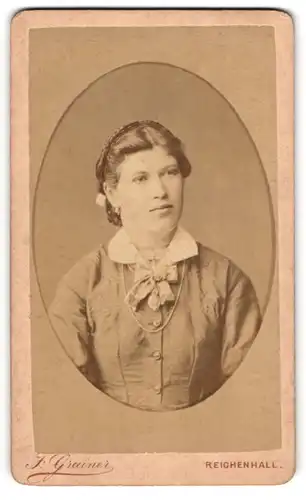 Fotografie F. Grainer, Reichenhall, Gutaussehende junge Frau mit Kette und zusammengebundenem Haar