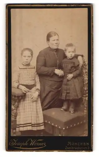 Fotografie Joseph Werner, München, Zweibrückenstr. 2, Zwei hübsche kleine Mädchen beim gemeinsamen Foto mit der Mama