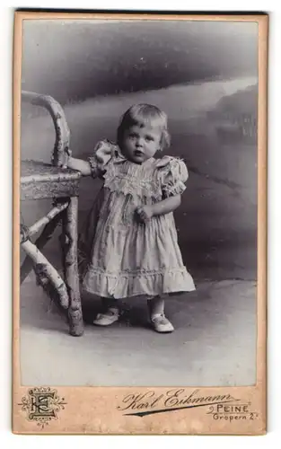 Fotografie Karl Eikmann, Peine, Gröpern 2, Süsses kleines Mädchen im Kleidchen und mit Ballerinas