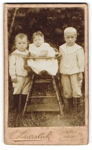Fotografie C. Haarstick, Hannover, Ballhofstr. 17, Drei kleine Geschwister posieren mit wenig begeisterten Blicken