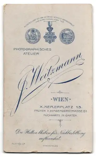 Fotografie J. Weitzmann, Wien, Keplerplatz 13, Junger Herr mit Schnurrbart und treuem Blick in grauem Anzug