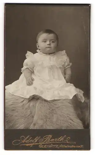 Fotografie Adolf Barth, Gleiwitz, Wilhelmstr. 31, Niedliches Baby mit dicken Backen in weissem langen Kleid