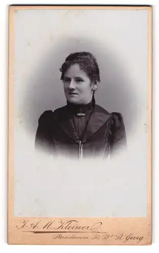 Fotografie J. A. M. Kleiner, Hamburg, Steindamm 50, Bürgerliche Dame in schwarzem Kleid mit leicht empörtem Gesicht
