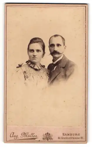 Fotografie Aug. Müller, Hamburg, Steinstr. 61, Bürgerliches Paar in eleganter Kleidung mit Schnurrbart und Lächeln