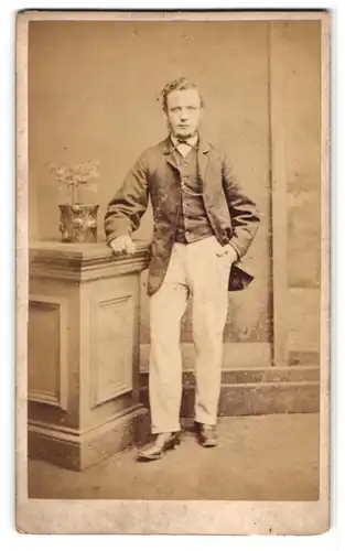 Fotografie D. Hardie, Glasgow, Jamaica St. 29, Junger bürgerlicher Mann mit Wangenbart in weisser Hose und Anzug