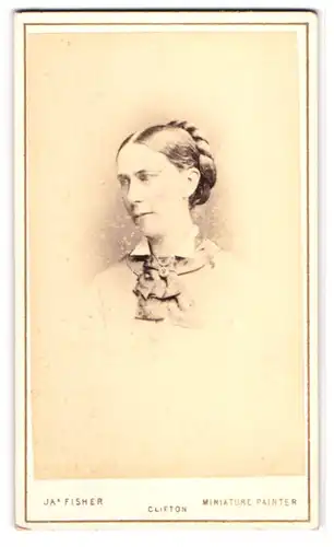 Fotografie Ja. Fisher, Clifton, White Ladies Rd. 59, Junge Dame mit geflochtener Hochsteckfrisur und dunkler Schleife