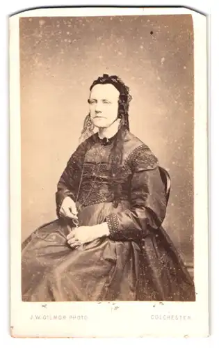 Fotografie J. W. Gilmor, Colchester, Head Street, Ältere Dame in schwarzem Kleid mit Haarschmuck und langer Kette