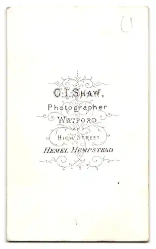 Fotografie C. I. Smaw, Hemel Hempstead, Watford, Jüngling in schwarzer Kleidung mit Hut und eleganter weisser Fliege