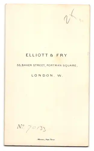 Fotografie Elliott & Fry, London, Baker St. 55, Junge Dame mit geflochtener Hochsteckfrisur und dunklem Rüschenkleid