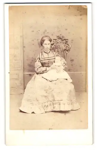 Fotografie E. Cunningham, Norwich, Bürgerliche Mutter in Kleid mit niedlichem Baby auf dem Arm