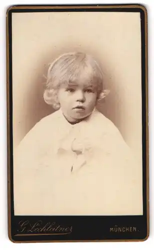 Fotografie G. Lechleitner, München, Amalienstr. 6, Junges niedliches Mädchen mit blonden Locken im weissen Kleid