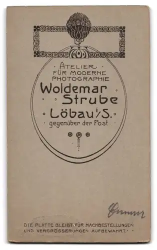 Fotografie Woldemar Strube, Löbau i. S., Junge Dame in hellem Kleid und schwarzem Rock mit Perlenkette und Buch