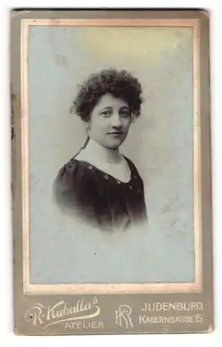 Fotografie R. Kuballa, Judenburg, Kaserngasse 15, Junge Dame mit gelockten schwarzen Haaren in dunklem Kleid