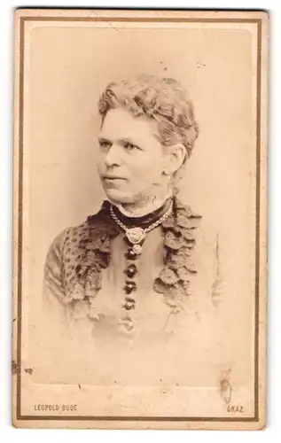 Fotografie Leopold Bude, Graz, Alleegasse 6, Bürgerliche Dame mit hellem Haar in Rüschenkleid und silberner Kette