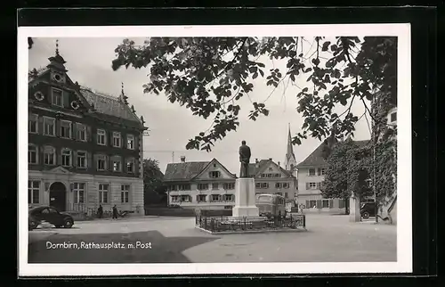 AK Dornbirn, Rathausplatz mit Post und Denkmal