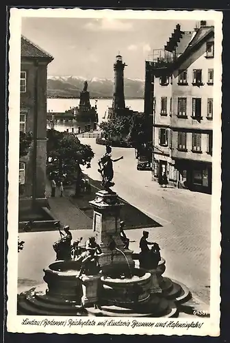 AK Lindau /Bodensee, Reichsplatz mit Lindavia-Brunnen und Hafeneinfahrt