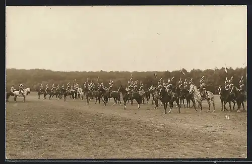 Foto-AK Krefeld, Husarenparade in der Kaserne, Parade vor dem Generalfeldmarschall