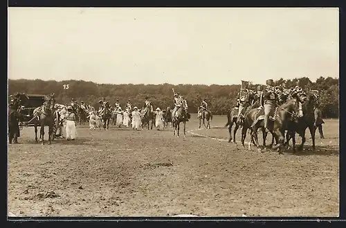 Foto-AK Krefeld, Kaserne, Husarenparade, Heimkehr aus dem Krieg