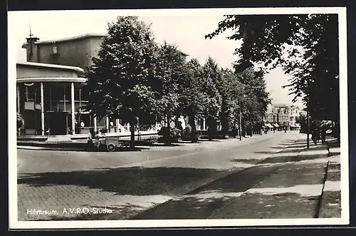 AK Hilversum, A. V. R. O.-Studie mit Passanten