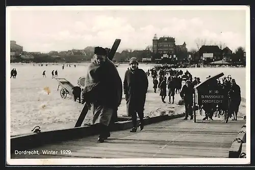 AK Dordrecht, Winter 1929, Menschen in Winterkleidung laufen über Eis
