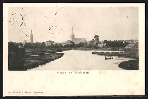 AK Doetinchem, Gezicht op Doetinchem, Blick den Fluss entlang zum Ort hin mit den zwei Kirchen u. Windmühle