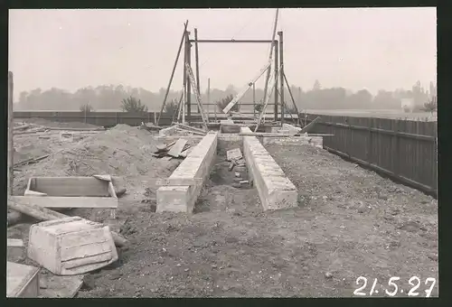 Fotografie Fotograf unbekannt, Ansicht Gölzau, Lokomotivschuppen im Bau, Schwelwerk 1927