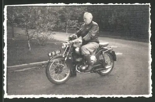 Fotografie Motorrad, Fahrer auf Krad bei Brunn 1955