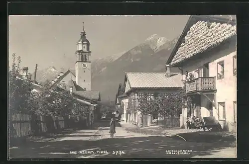 AK Absam, Strassenpartie mit Blick auf ein Bergmassiv