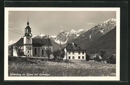 AK Schönberg im Stubai, Kirche mit Kalkkögel im Hintergrund