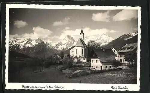 AK Vorderstoder, Ortsansicht mit Kirche und Totem Gebirge