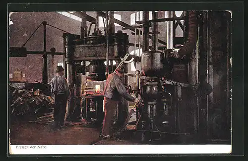 AK Fabrikarbeiter beim Pressen der Nabe