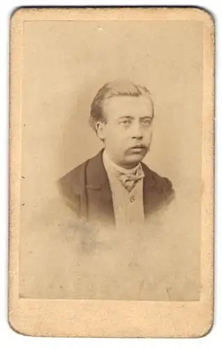 Fotografie Albrecht & Rohleder, Aschersleben, Portrait blonder junger Mann mit Schnäuzer im Jackett