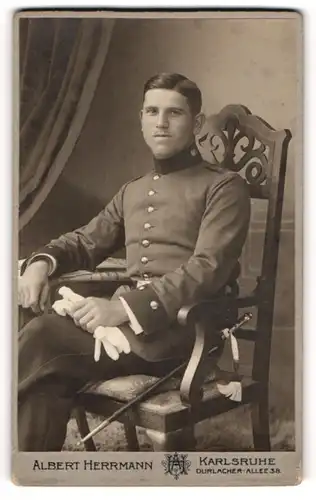 Fotografie Albert Herrmann, Karlsruhe, Portrait charmant blickender Soldat in interessanter Uniform