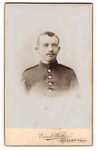 Fotografie Ernst Wilke, Goslar a. Harz, Portrait junger charmanter Soldat in interessanter Uniform