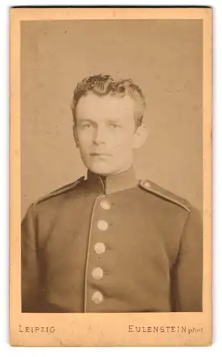 Fotografie Atelier Eulenstein, Leipzig, Portrait stattlicher Soldat in interessanter Uniform