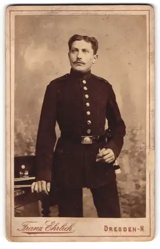 Fotografie Franz Ehrlich, Dresden-N, Portrait Soldat in Uniform mit Zigarre