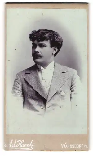 Fotografie Ad. Hannke, Warnsdorf i / B., Portrait junger Herr im Anzug mit Krawatte und Schnurrbart
