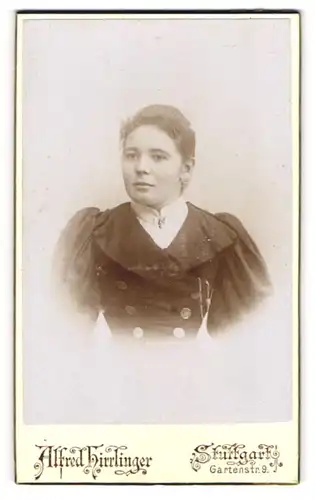 Fotografie Alfred Hirrlinger, Stuttgart, Portrait junge Dame im eleganten Kleid mit Puffärmeln