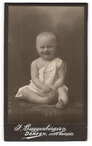 Fotografie J. Guggenberger, Dorfen, Portrait süsses Kleinkind im weissen Hemd auf Tisch sitzend