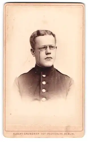 Fotografie Albert Grundner, Berlin, Portrait charmanter junger Soldat in interessanter Uniform